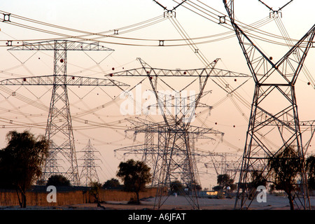 Lignes de transmission à haute tension à Dubaï, Émirats Arabes Unis Banque D'Images