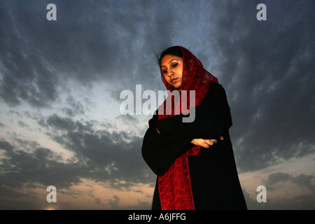 Une femme Arabe Musulmane traditionnelle dans l'habillement, Dubai, Émirats Arabes Unis Banque D'Images