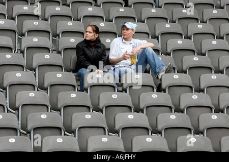 Deux adolescentes à un stade, Berlin, Allemagne Banque D'Images