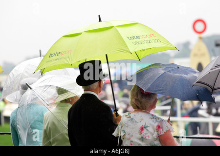 Personnes avec parasols à Royal Ascot course de chevaux, York, Grande-Bretagne Banque D'Images