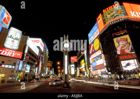 Quartier des divertissements de Susukino occupé la nuit à Sapporo Hokkaido Japon 2005 Banque D'Images