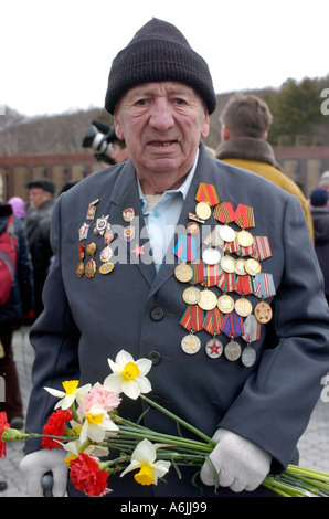 Ancien combattant de la guerre russe lors des célébrations du 60e anniversaire à Yuzhno Sakhalinsk Russie 2005 Banque D'Images