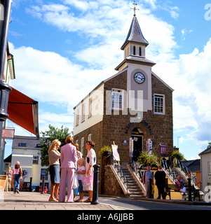 Les gens parler dans la rue, devant une boutique Narberth près de l'hôtel de ville l'horloge et du centre-ville ouest Pembrokeshire Wales UK KATHY DEWITT Banque D'Images