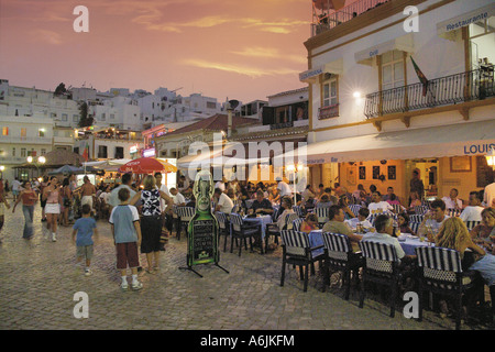 Le Portugal, l'Algarve Albufeira ; restaurants de rue le soir Banque D'Images