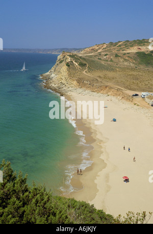 Algarve, près de la plage de Boca do Rio Salema en été Banque D'Images