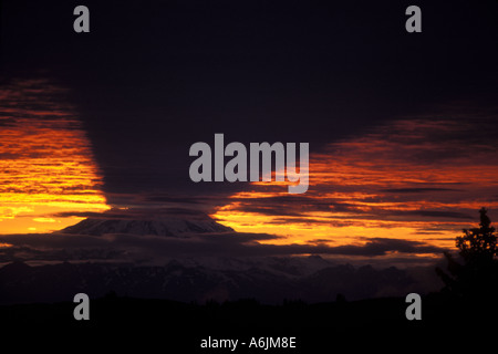 Volcan mont Redoubt coucher du soleil ombre reflétant les nuages de Cook Inlet gamme Aléoutiennes Lake Clark National Park Alaska Banque D'Images