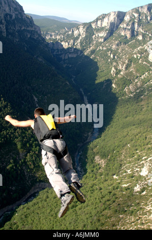 Basejumper dans les alpes, France Banque D'Images
