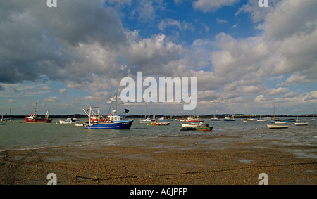 La flotte de pêche et de petits bateaux de plaisance amarrés au large de l'île de Mersea dans le chenal menant Virley o la rivière Blackwater Banque D'Images