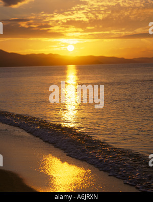 Coucher du soleil tropical, plage de Doctor's Cave, à Montego Bay, Jamaïque, paroisse de Saint Ann, Grandes Antilles, Caraïbes Banque D'Images