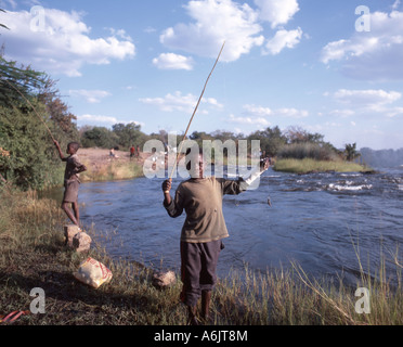 Pêche du garçon, Victoria Falls (Mosi-oa-Tunya), Livingstone, Province du Sud, Zambie Banque D'Images