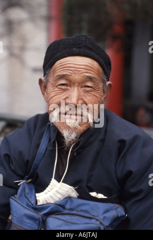 Portrait de l'homme local, Shanghai, province de Jiangsu, République populaire de Chine Banque D'Images