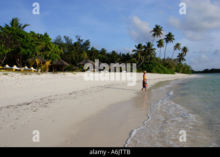 Woman walking on tropical beach Banque D'Images