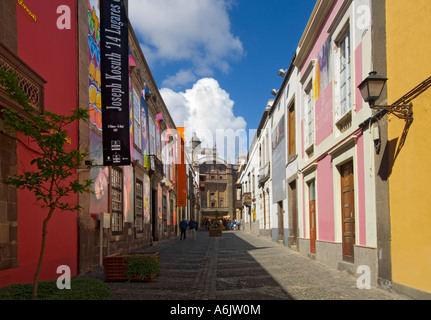 Rue colorés typiques dans la vieille ville de Las Palmas Vegueta, menant à la Cathédrale Santa Ana, en fin d'après-midi Gran Canaria Banque D'Images