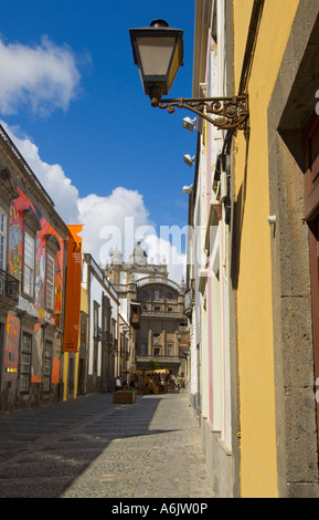 Rue colorés typiques dans la vieille ville de Las Palmas Vegueta menant à la Cathédrale Santa Ana en fin d'après-midi Gran Canaria Banque D'Images