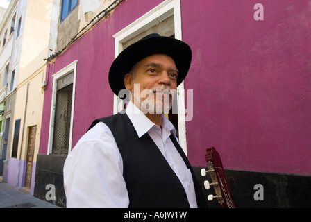 Hôtel VEGUETA musicien masculin de Pueblo Canario en costume national avec sa guitare Vegueta Las Palmas de Gran Canaria Espagne Banque D'Images