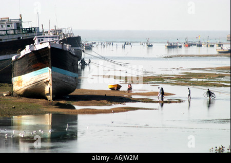 Fording l'estuaire à marée basse au Port Mandavi dans Gujarat Inde Banque D'Images