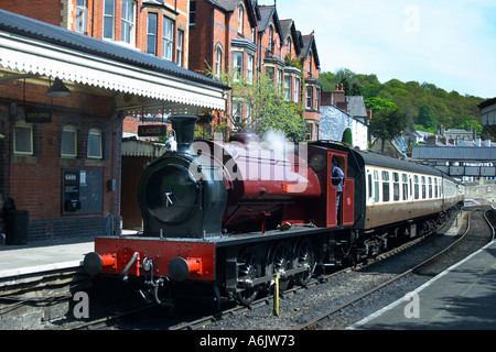 Train à vapeur Jessie de quitter la station de Llangollen North Wales United Kingdom Banque D'Images