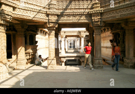 Les visiteurs de l'historique exquisitely découpés Adalaj Étape puits près de Mumbai, Inde Banque D'Images