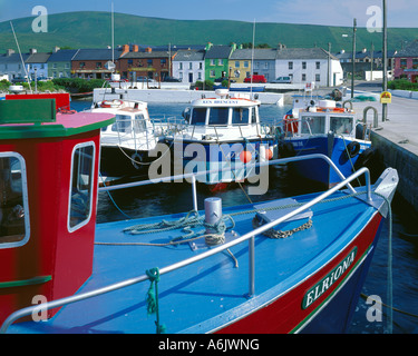 Le comté de Kerry Irlande bateaux de pêche amarrés dans Portmagee Channel avec la Ville de South Shields en arrière-plan Banque D'Images