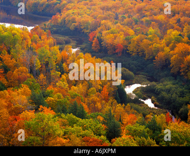 La rivière Carp Lake des nuages et de l'automne, couvert de forêt de feuillus de l'Escarpement trail, Michigan Banque D'Images