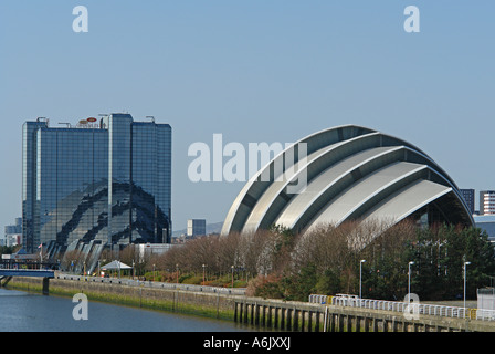 Crowne Plaza Hotel and Clyde Auditorium (aussi appelée Armadillo) à Glasgow en Écosse avec des cloches pont à gauche Banque D'Images