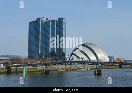 Crowne Plaza Hotel and Clyde Auditorium (aussi appelée Armadillo) à Glasgow en Écosse avec des cloches Bridge au premier plan Banque D'Images