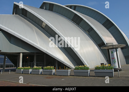 Extrémité Ouest de Clyde Auditorium (aussi appelée Armadillo) à Glasgow Centre d'exposition avec des paniers de fleurs en premier plan Banque D'Images