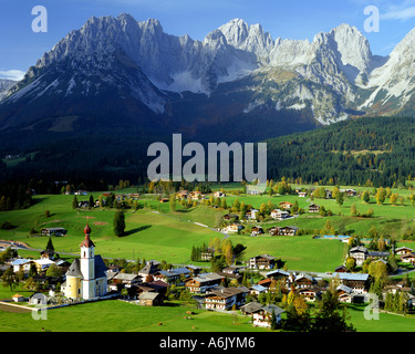 - Au Tyrol : Village d'aller et de montagnes Wilder Kaiser Banque D'Images