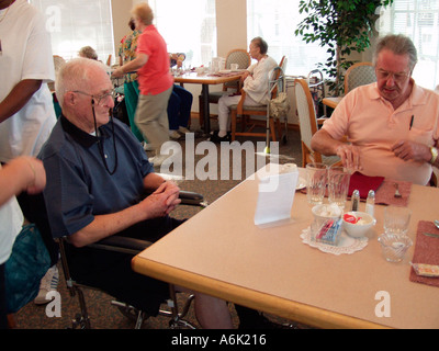 L'heure du déjeuner étant servi aux personnes âgées résidant dans une maison de soins infirmiers Banque D'Images