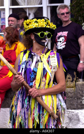 Danseuse à l'Assemblée Morris dans la forêt Festival à Llanwrtyd Wells Powys Pays de Galles UK GO Banque D'Images