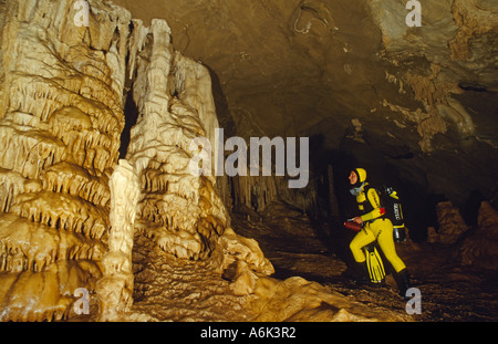 Grotte de stalactites de scuba diver Banque D'Images