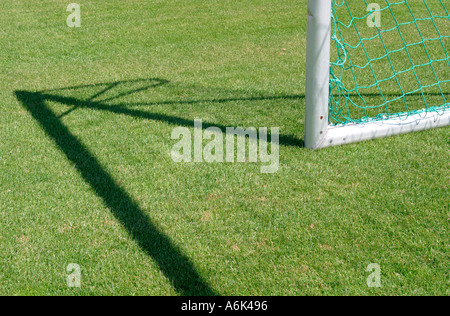 Ombre d'un but de soccer en gazon sur Banque D'Images