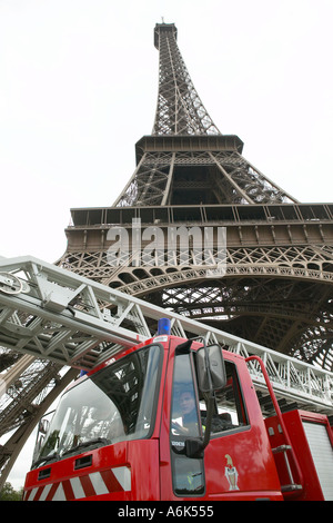 Camion à incendie en face de la Tour Eiffel à Paris, France Août 2004 Banque D'Images