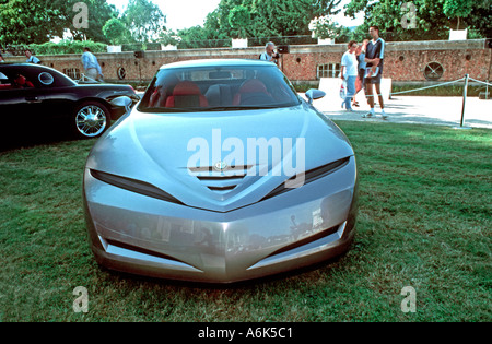 Paris France, les gens se rendant sur 'Car Show' 'Alfa Romeo' '916' 'Bella Con-cept voiture' sur l'affichage en "Bois de Boulogne" Banque D'Images