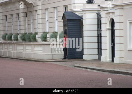 Guardsman irlandais à l'extérieur de Kensington Palace Banque D'Images