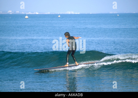 Malibu California USA surfeur sur vague Banque D'Images