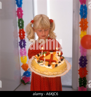 Quatre ans avec un gâteau d'anniversaire Banque D'Images