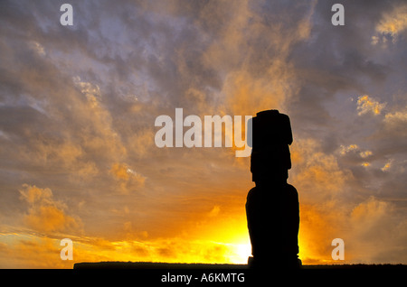 Moai solitaire de l'ahu Ko Te Riku avec pukao chignon sur la côte ouest au nord de Hango Roa au coucher du soleil- l'île de Pâques, Chili Banque D'Images