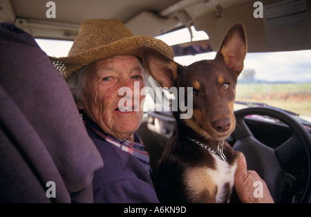 Agriculteur et son chiot kelpie, Australie Banque D'Images