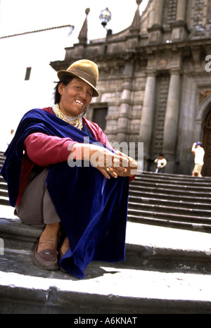 Femme dans la Plaza de la Independencia w boite a bijoux joyas traditionnels autour du cou dans la capitale andine de l'Equateur Quito Banque D'Images