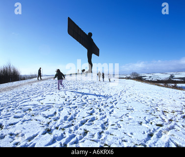 L'Ange de l'Amérique du Gateshead en hiver neige avec ciel bleu Banque D'Images