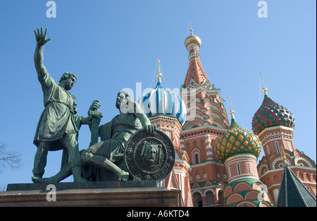 La statue de minine et Pozharskiy en dehors de la cathédrale de basilic à Moscou, la Place Rouge Banque D'Images