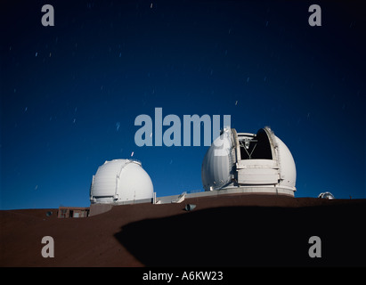 Les deux télescopes Keck à Mauna Kea, Hawaii Observatoire de lune Banque D'Images