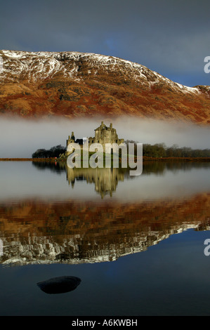 Le Château de Kilchurn Loch Awe, Argyll, Scotland, avec un fond de brume matinale, 2007 Banque D'Images
