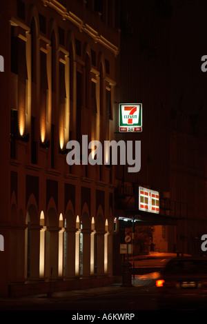 Photo de nuit de dépanneur en Malaisie Banque D'Images