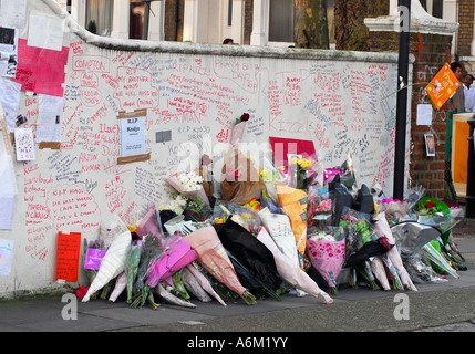 Written et tributs floraux près de Hammersmith Grove, à l'ouest de Londres, où l'adolescent Kodjo Yenga a été poignardé à mort, au Royaume-Uni. Banque D'Images