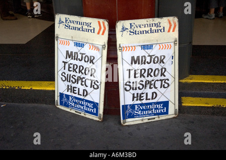 London Evening Standard titres de presse 'MAJEUR terror suspects détenus' centre de Londres Banque D'Images