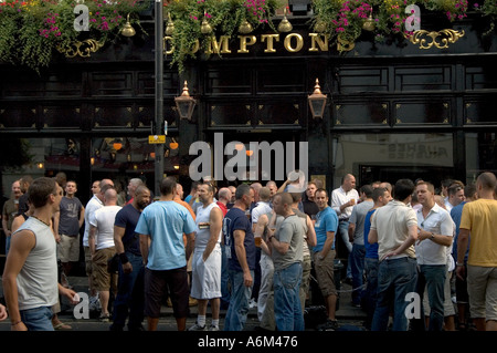 Les hommes ayant un verre à l'extérieur du pub Comptons dans Old Compton Street Soho Londres Centre Banque D'Images