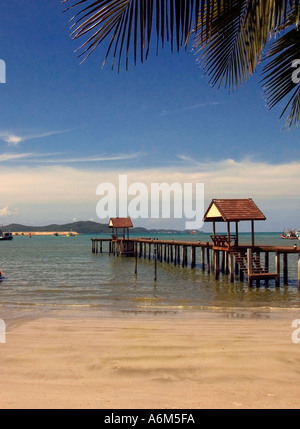 Rayong, planche de bois près de la jetée Pier Jadet, paysage marin et des surplombs de branches et de feuilles de palmiers, la province de Rayong, Thaïlande Banque D'Images