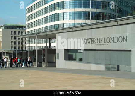 Tower Hill rénové domaines approche à la Tour de Londres les files d'attente de tôt le matin à ouvrir des bureaux de péage Banque D'Images